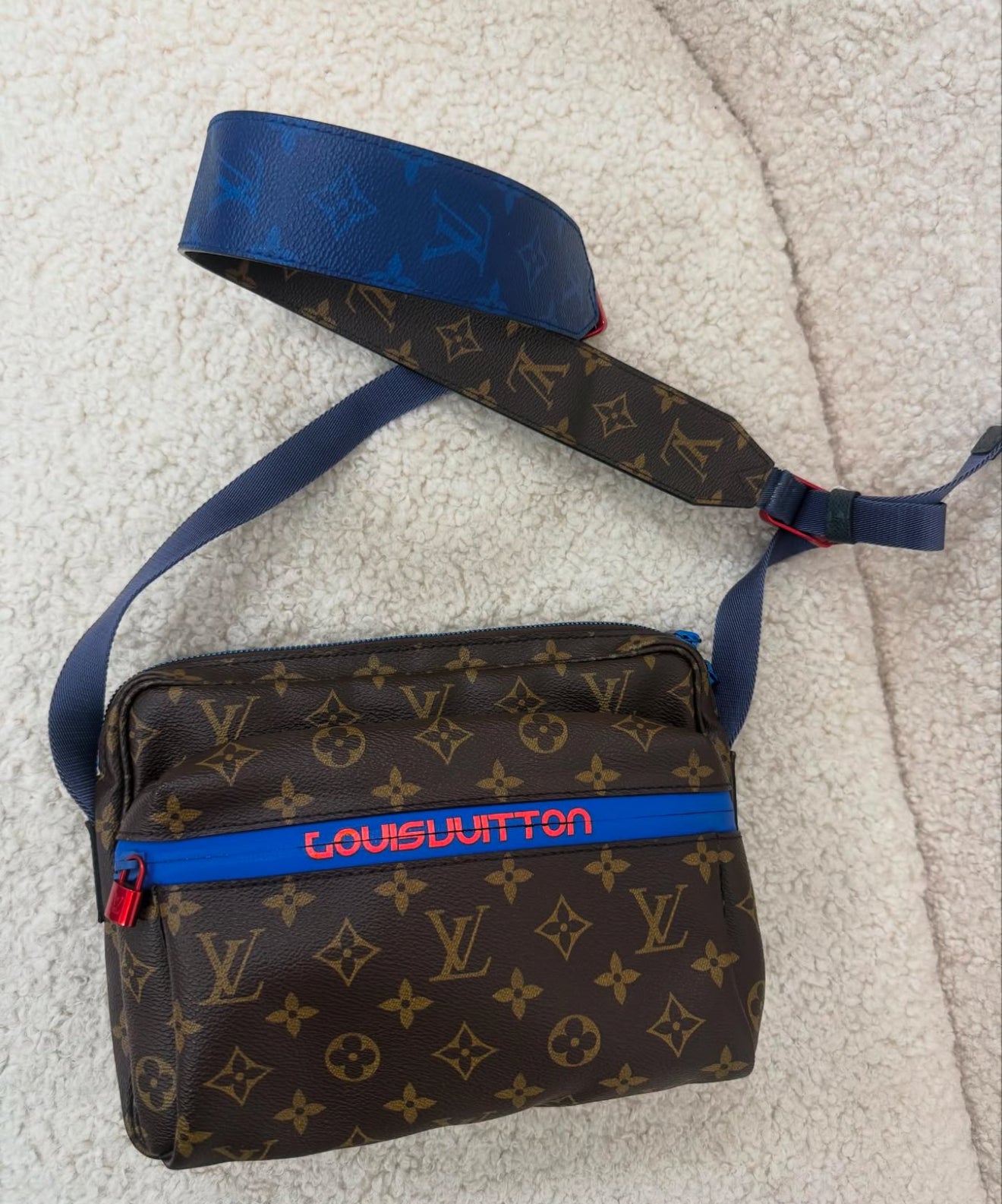 Louis Vuitton Messenger outdoor